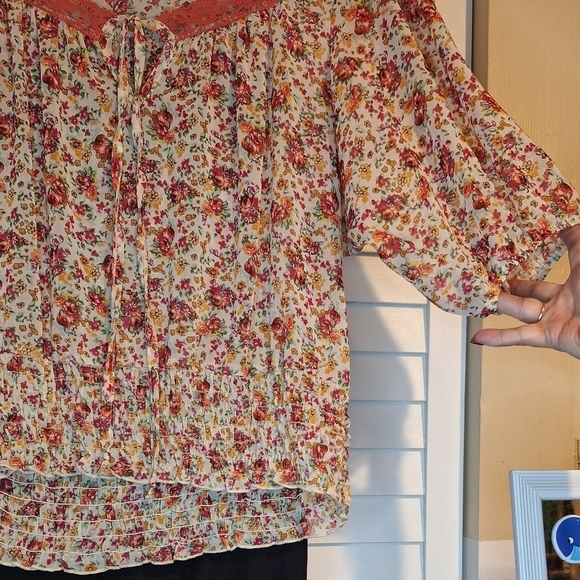 Love Squared floral Top Sz L 21ptp x 22L - Picture 2 of 5
